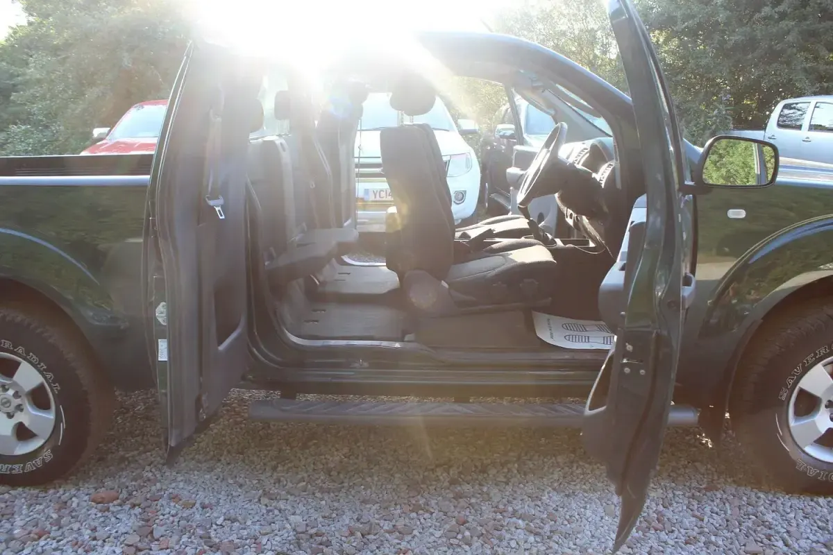 Used Nissan Navara 174 HP (127 kW) 2007 Green Pickup