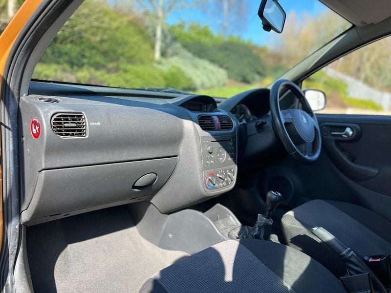 Used Vauxhall Corsa Design Edition 79 HP (58 kW) 2003 Gold Hatchback