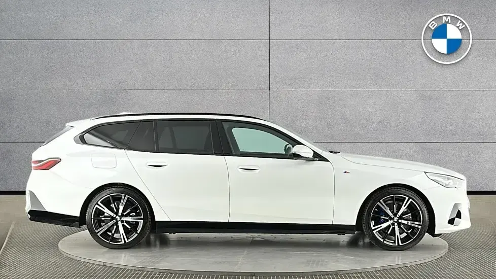 Gebraucht BMW 520 M Sport 205 PS (150 kW) 2025 Weiß Kombi