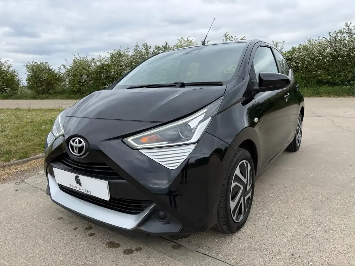 Begagnad Toyota Aygo X-play 2022 Svart Halvkombi
