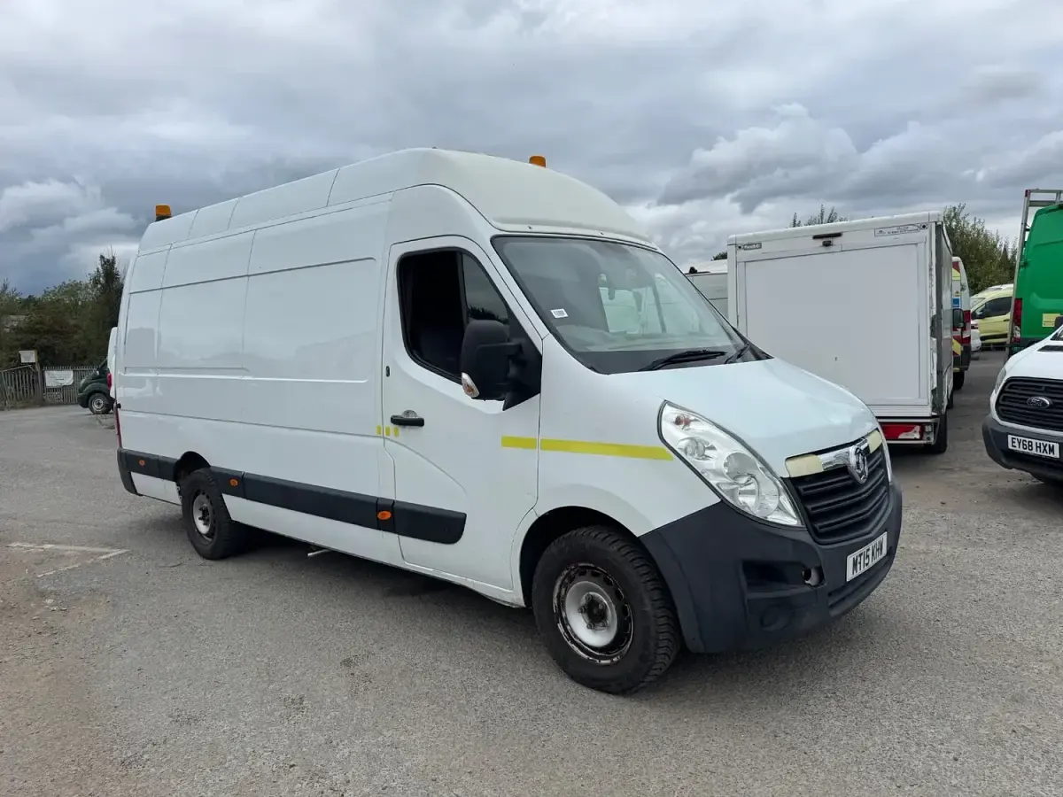Used Vauxhall Movano 125 HP (91 kW) 2015 White MPV