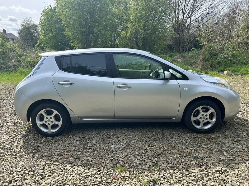 Begagnad Nissan Leaf 80 kW (109 HK) 2012 Silver Halvkombi