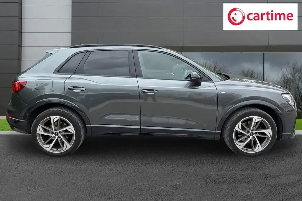Begagnad Audi Q3 Black Edition 150 HK (110 kW) 2022 Grå SUV