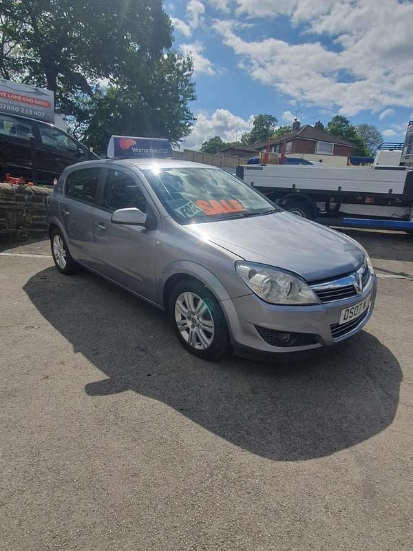 Silver Used 2007 Vauxhall Astra Design Edition Hatchback | £2,395 (Good price) - Image 1/4
