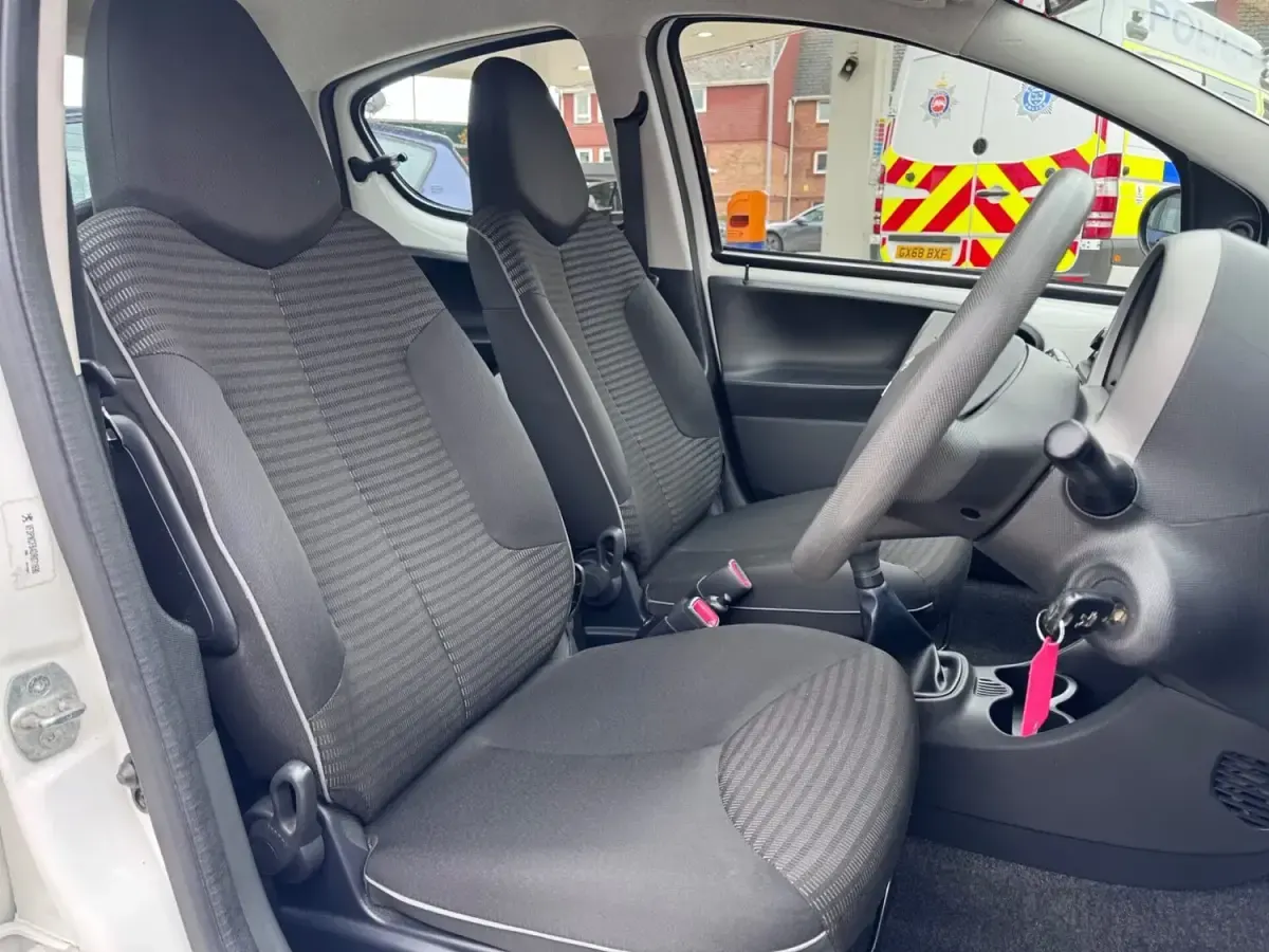 Used Peugeot 107 Active 68 HP (50 kW) 2013 White Hatchback