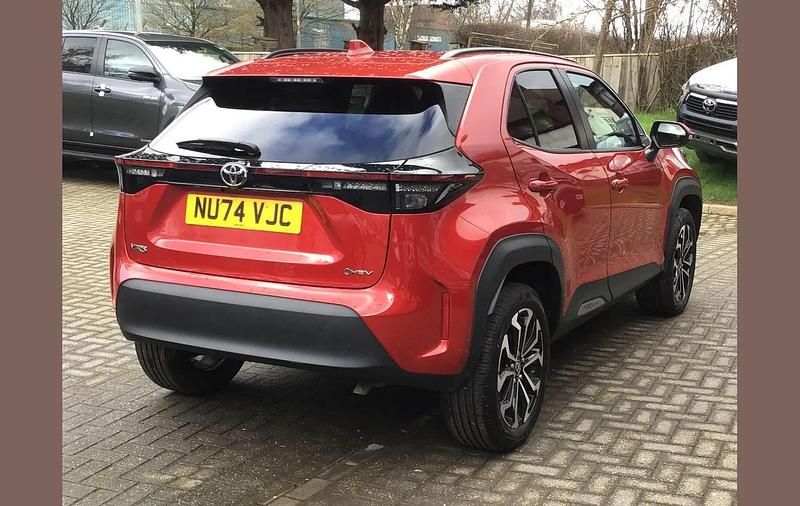 Used Toyota Yaris Cross Design 113 HP (83 kW) 2024 Red SUV