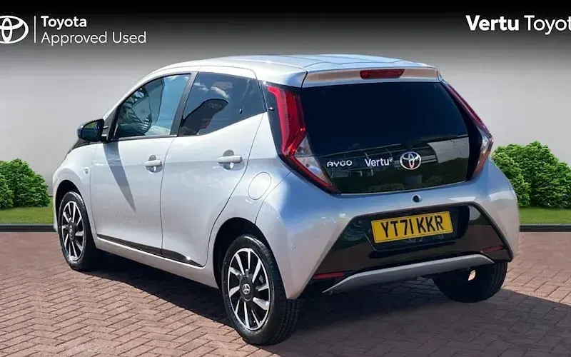 Used Toyota Aygo Trend 72 HP (52 kW) 2021 Silver splash (metallic paint) Hatchback