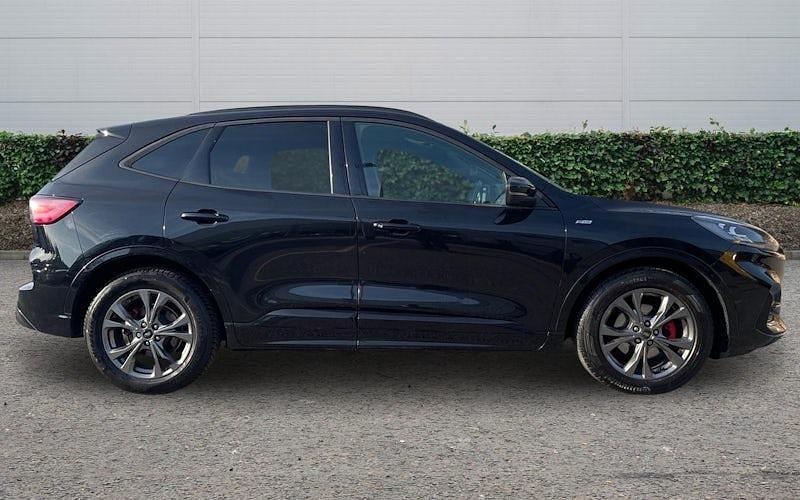 Usado Ford Kuga ST-Line 150 HP (110 kW) 2021 Preto SUV