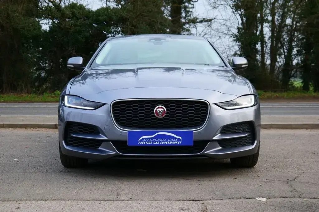 Usado Jaguar XE S 250 HP (183 kW) 2019 Cinzento Sedan