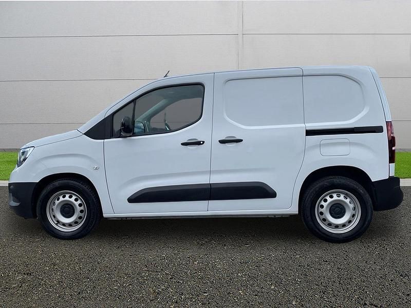 Used Vauxhall Combo 100 kW (136 HP) 2024 White MPV