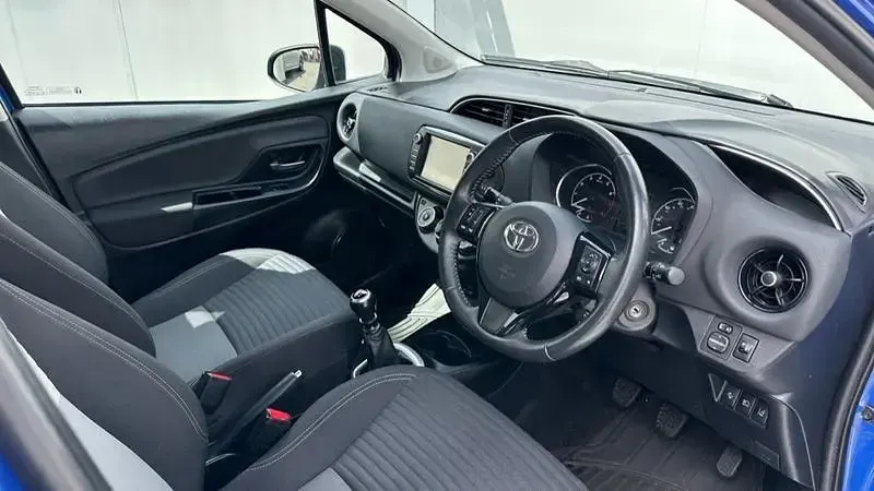 Used Toyota Yaris Design 111 HP (81 kW) 2017 Blue Hatchback