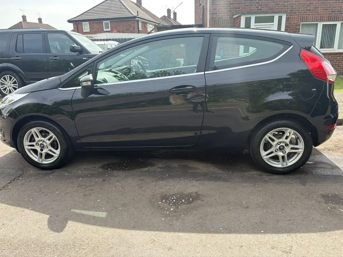 Begagnad Ford Fiesta Zetec 82 HK (60 kW) 2014 Svart Halvkombi