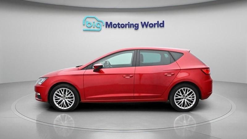 Used Seat Leon SE Dynamic 115 HP (84 kW) 2019 Red Hatchback