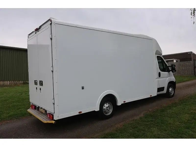 Begagnad Peugeot Boxer Premium 140 HK (102 kW) 2023 Vit Van