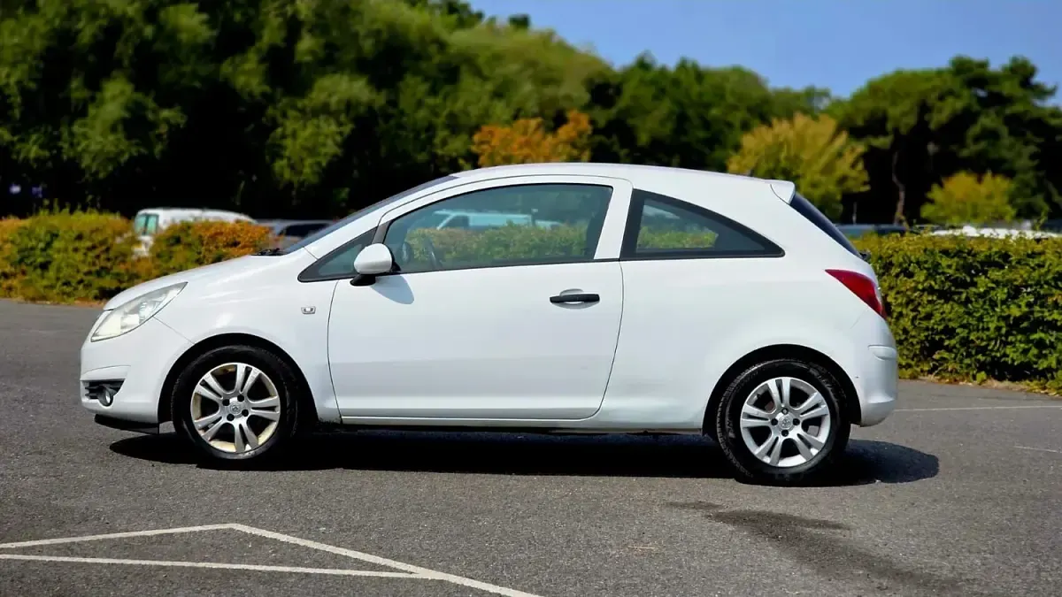 Used Vauxhall Corsa 80 HP (58 kW) 2010 White Hatchback