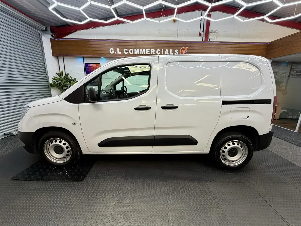 Used Vauxhall Combo S 100 HP (73 kW) 2023 White MPV