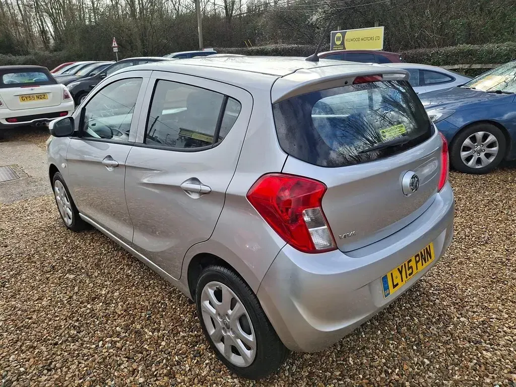 Usado Vauxhall Viva 75 HP (55 kW) 2015 Prateado Citadino