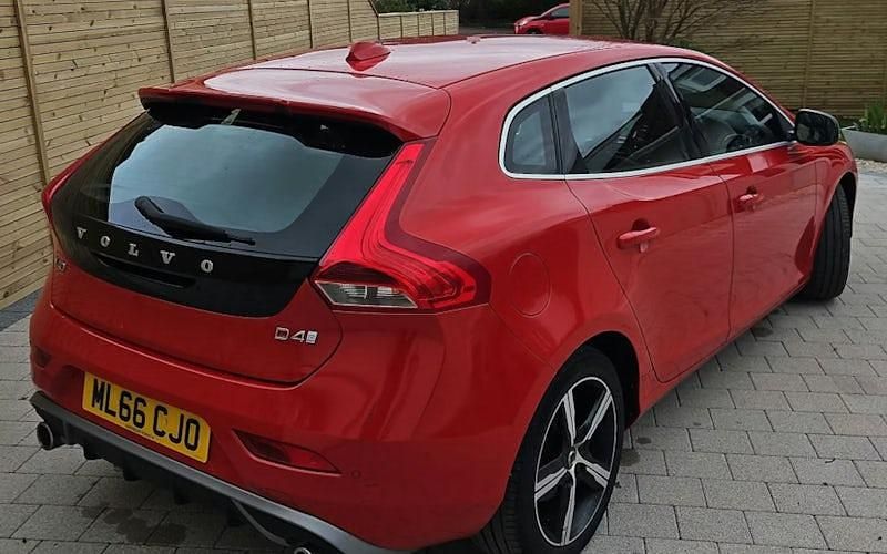 Used Volvo V40 R-Design 190 HP (139 kW) 2016 Red Hatchback