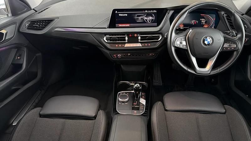 Used BMW 118 Sport Line 134 HP (98 kW) 2022 White Hatchback