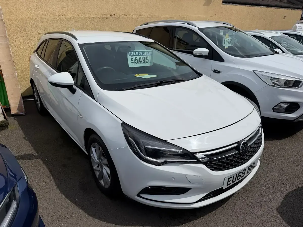 Used Vauxhall Astra Design Edition 136 HP (100 kW) 2019 White Estate