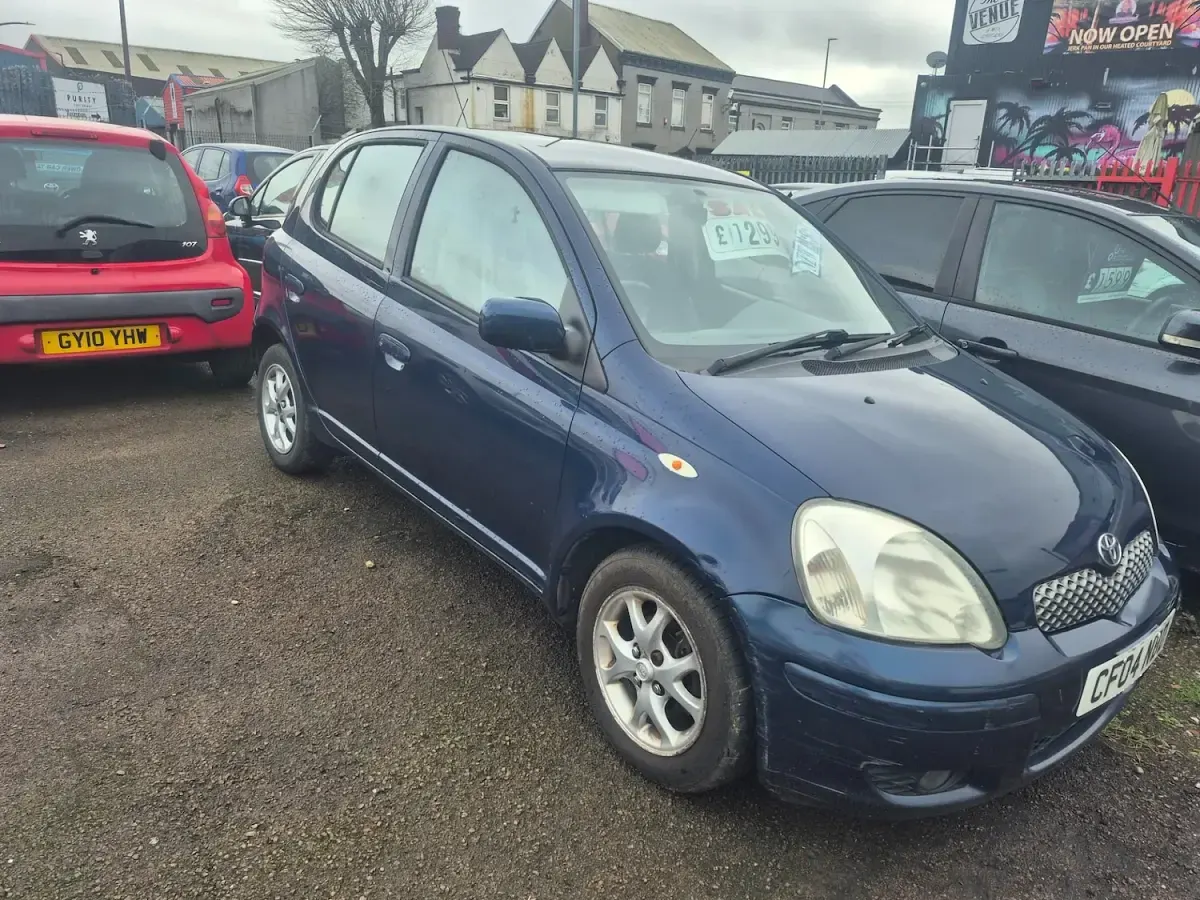 Used Toyota Yaris 85 HP (62 kW) 2004 Blue Hatchback
