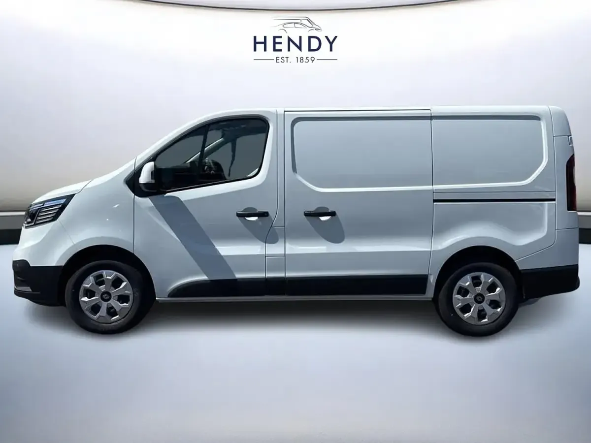 New Renault Trafic 2026 Glacier white MPV
