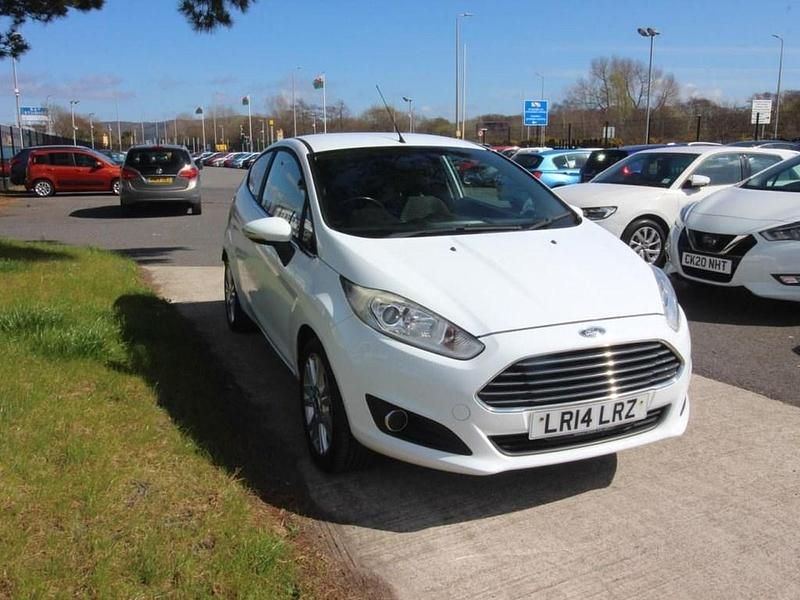 Used Ford Fiesta Zetec 82 HP (60 kW) 2014 White Hatchback