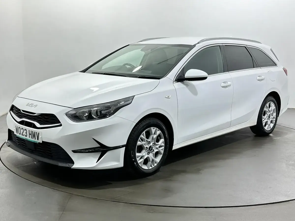 Used Kia Ceed 2023 White Hatchback