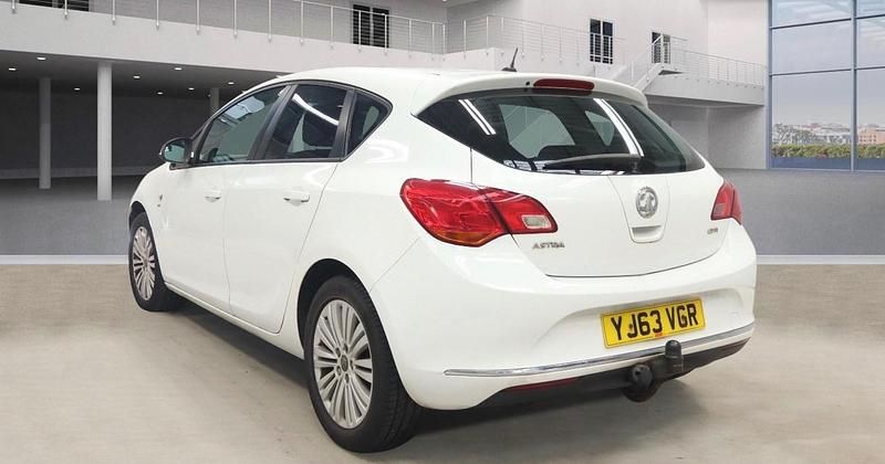 Used Vauxhall Astra 2013 White Hatchback