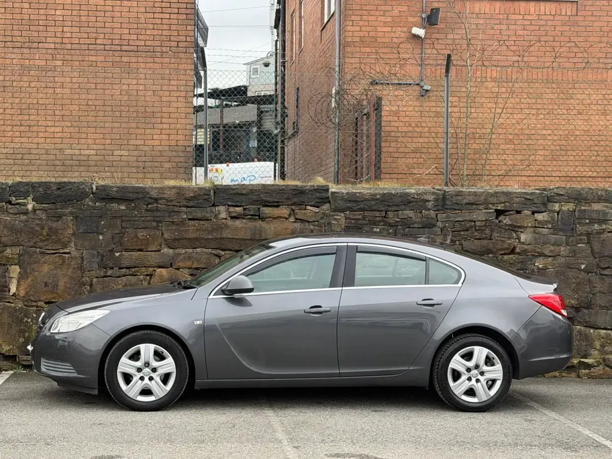 Używany Vauxhall Insignia 160 KM (117 kW) 2010 Szary Hatchback