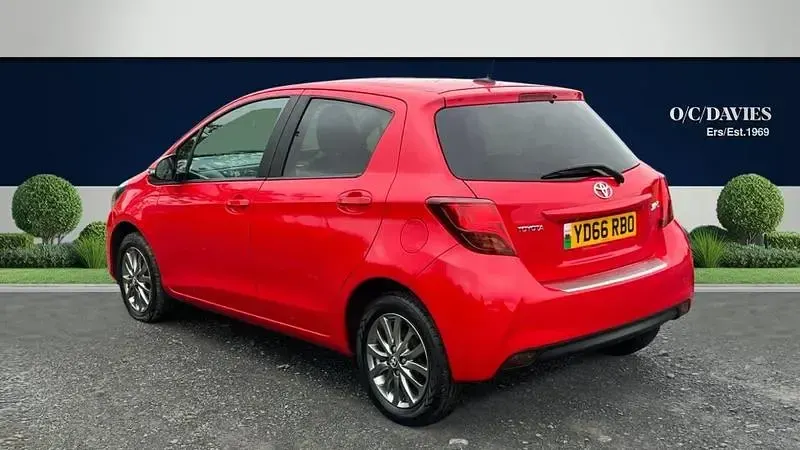Used Toyota Yaris 99 HP (72 kW) 2016 Red Hatchback