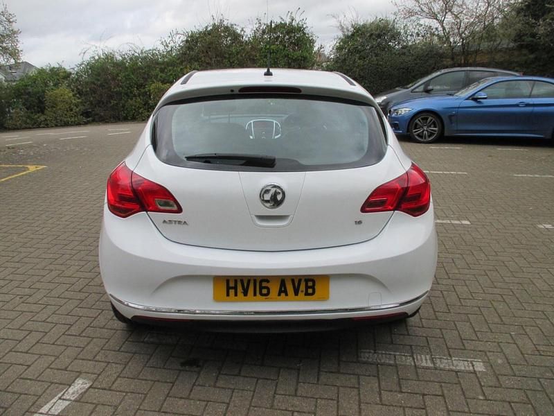 Used Vauxhall Astra Excite 200 HP (147 kW) 2016 White Hatchback