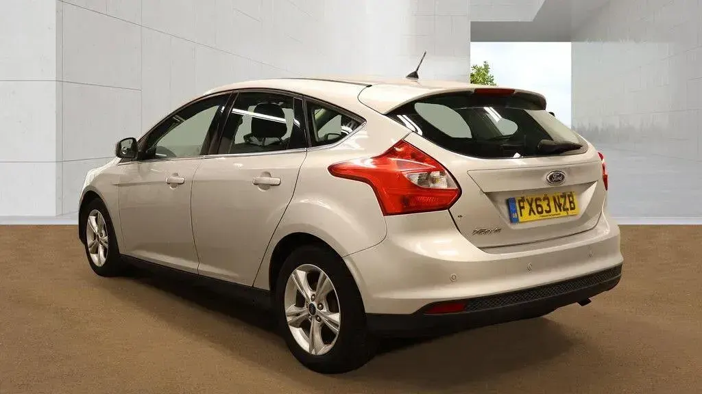 Used Ford Focus Zetec 125 HP (91 kW) 2013 Silver Hatchback