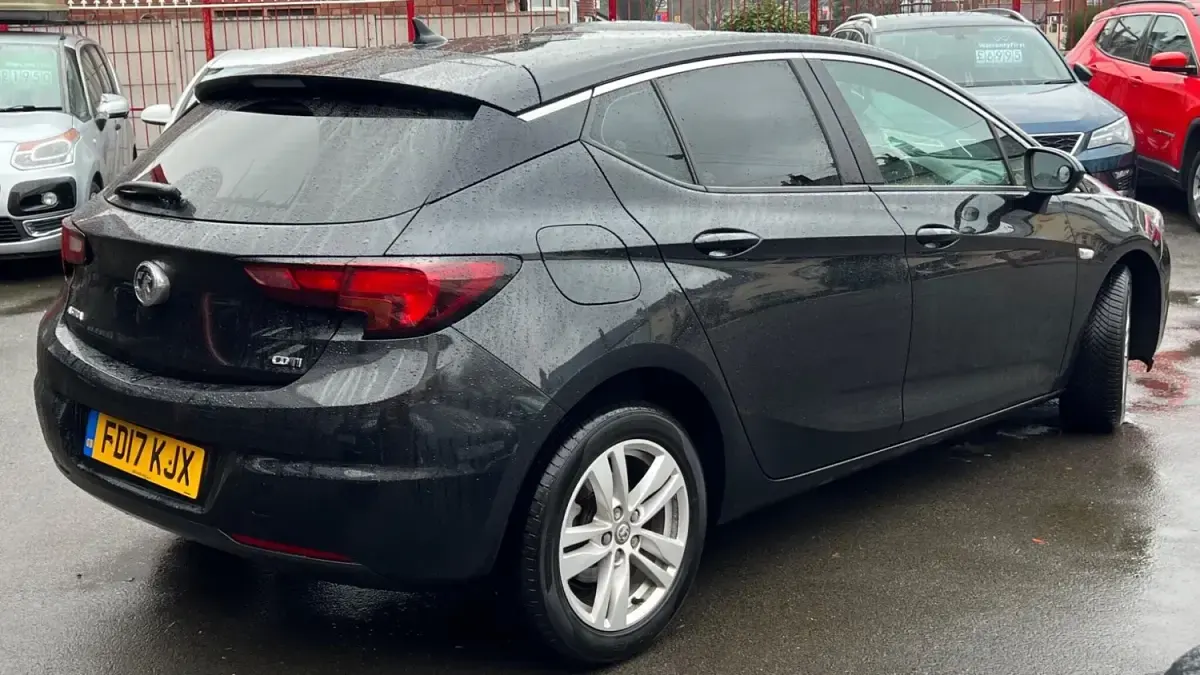 Używany Vauxhall Astra S 110 KM (80 kW) 2017 Czarny Hatchback