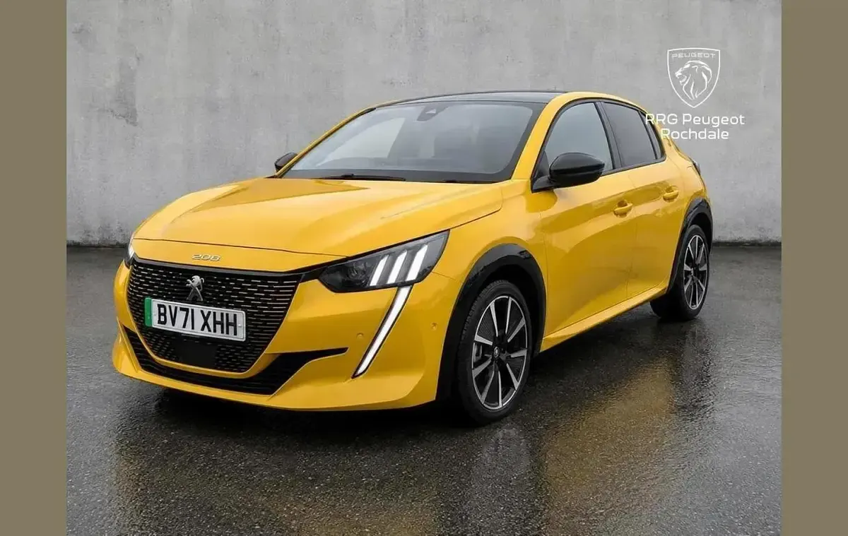 Used Peugeot e-208 Premium 100 kW (136 HP) 2022 Yellow Hatchback