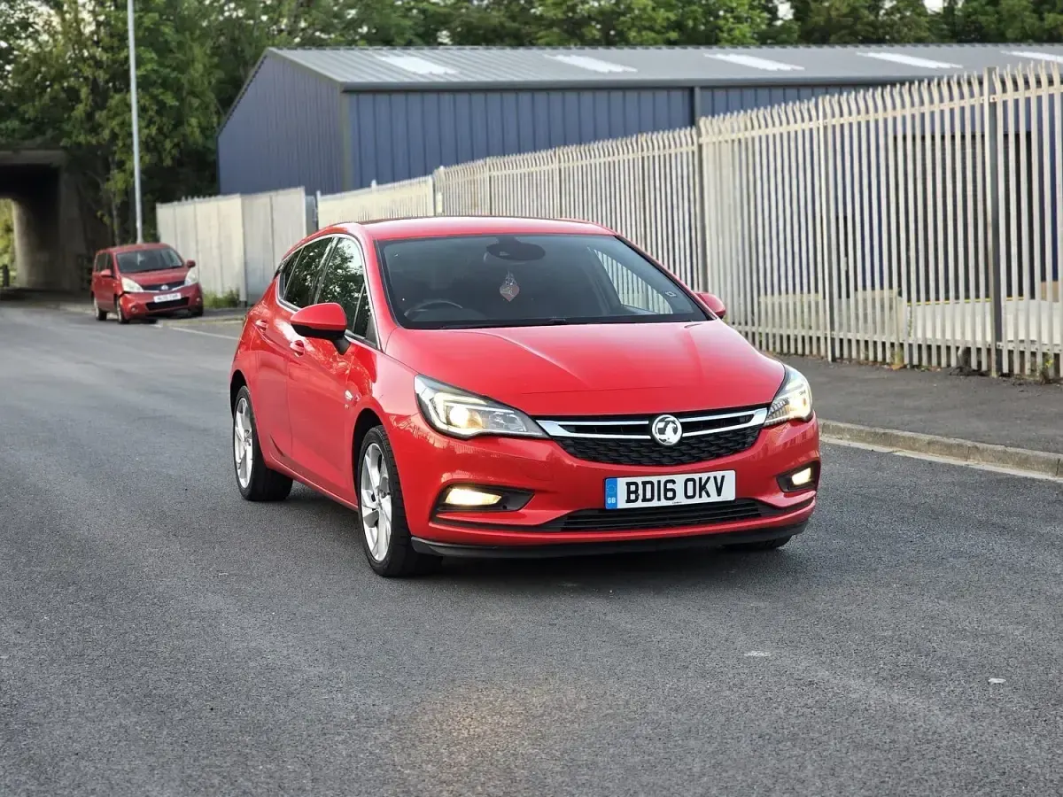 Used Vauxhall Astra SRi 105 HP (77 kW) 2016 Red Hatchback