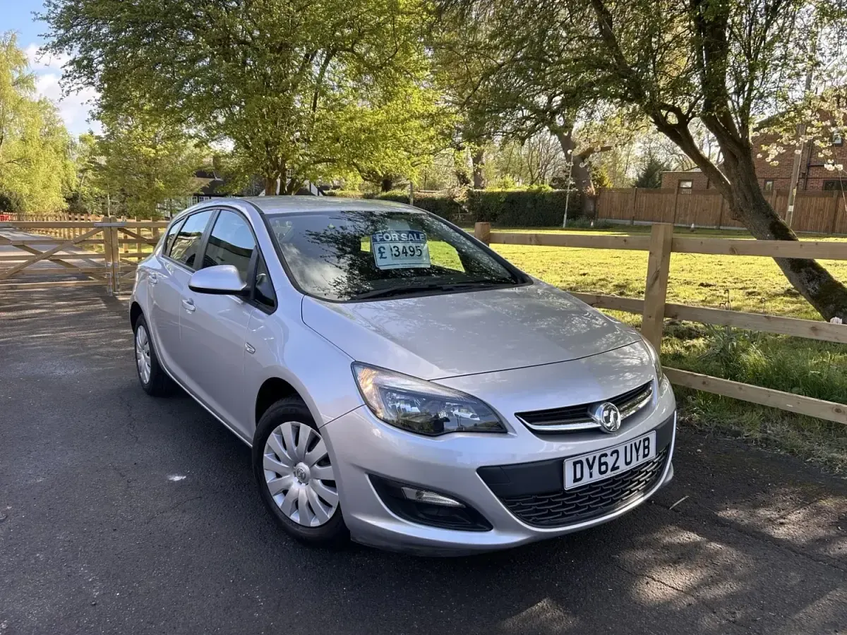 Second-hand Vauxhall Astra 2012 Argintiu Hatchback