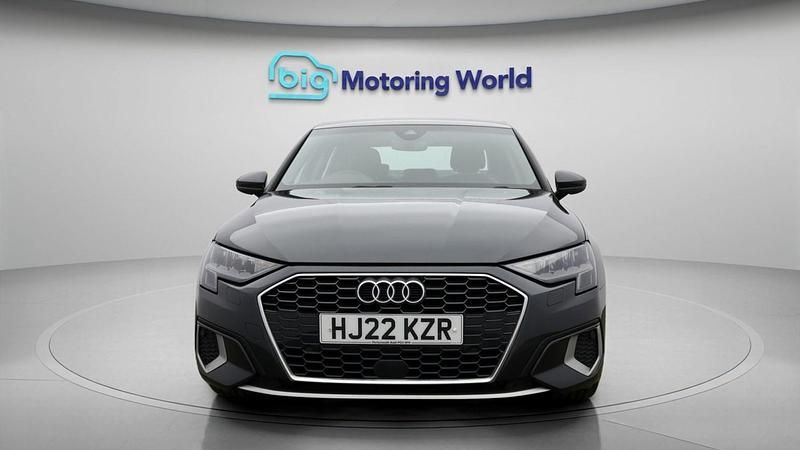 Begagnad Audi A3 Sport 110 HK (80 kW) 2022 Grå Sedan