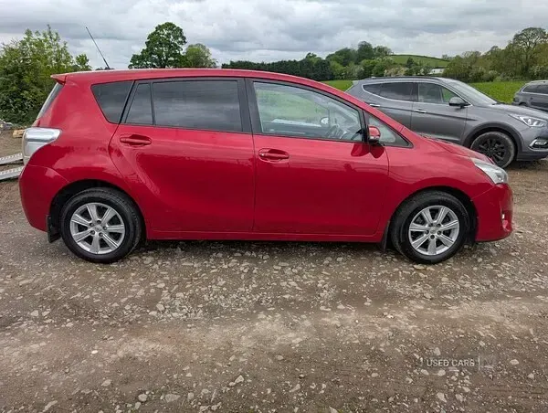 Used Toyota Verso 2016 Red MPV