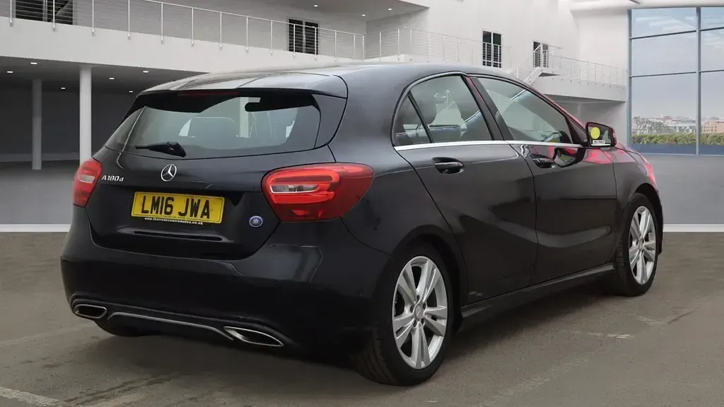 Begagnad Mercedes A180 2016 Svart Halvkombi