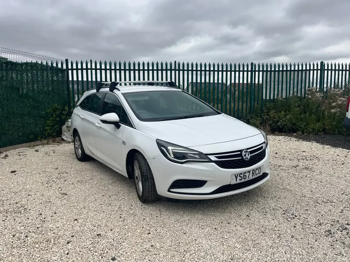 Used Vauxhall Astra 2018 White Estate