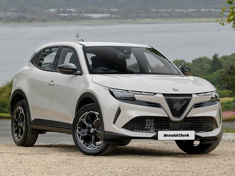 New Alfa Romeo GT Junior 136 HP (100 kW) 2025 Bicolour special paint  brera red with black roo Hatchback