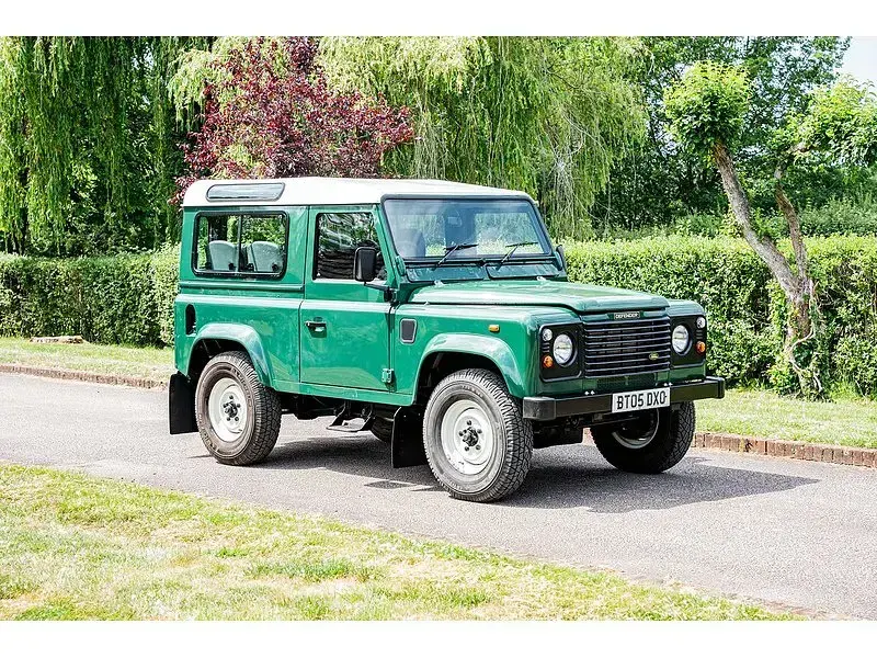 Used Land Rover Defender 120 HP (88 kW) 2005 Green Estate