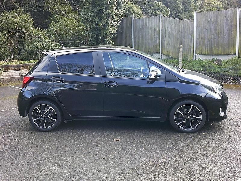 Used Toyota Yaris Design 99 HP (72 kW) 2016 Black Hatchback