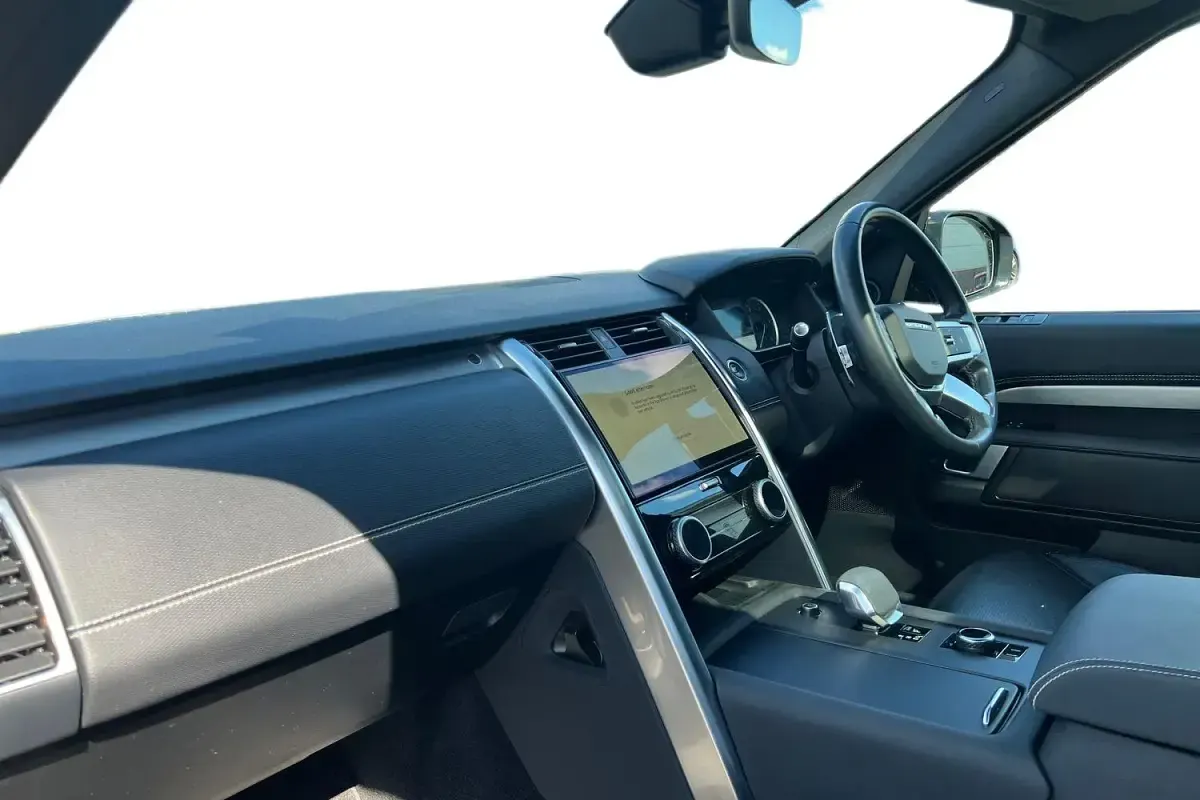 Used Land Rover Discovery 5 SE Dynamic 300 HP (220 kW) 2022 Portofino blue SUV
