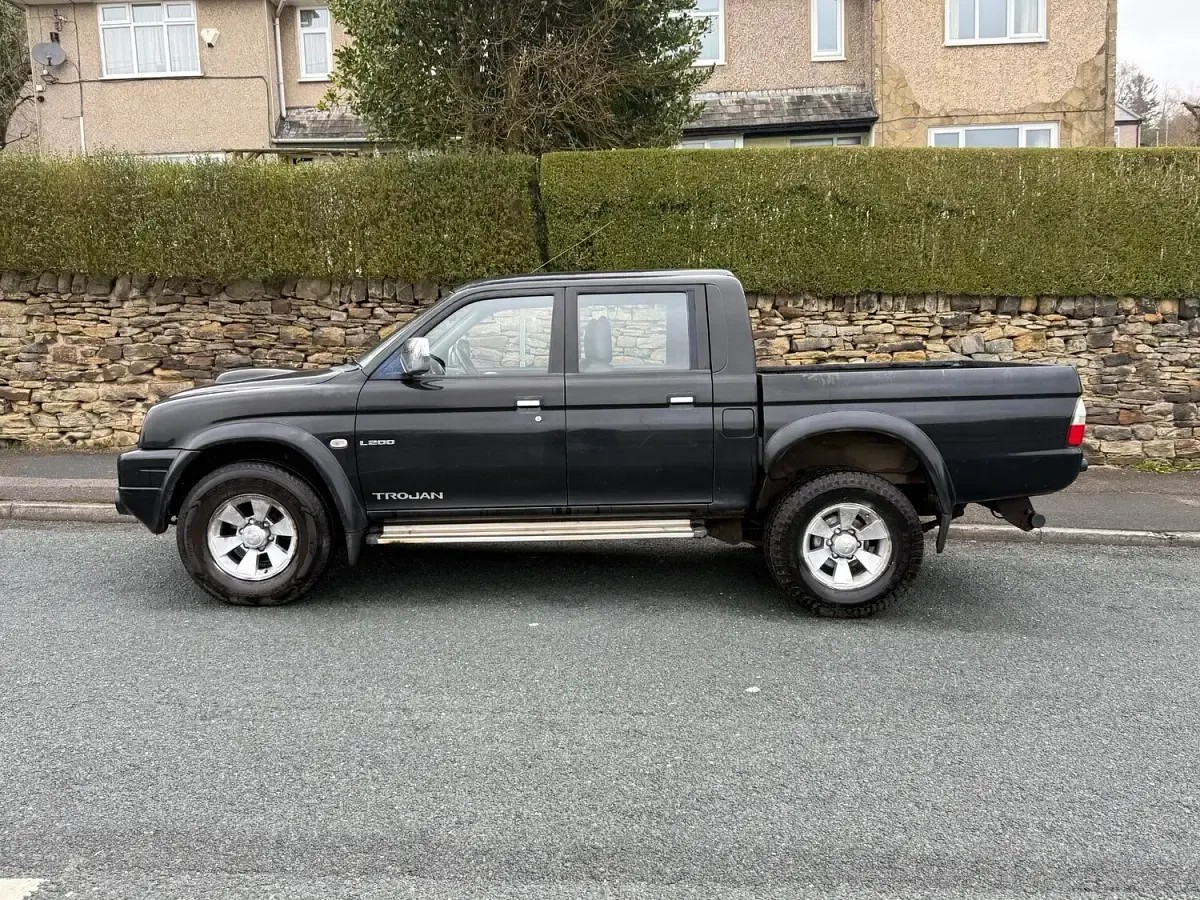 Käytetty Mitsubishi L200 113 HP (83 kW) 2006 Musta Nouto