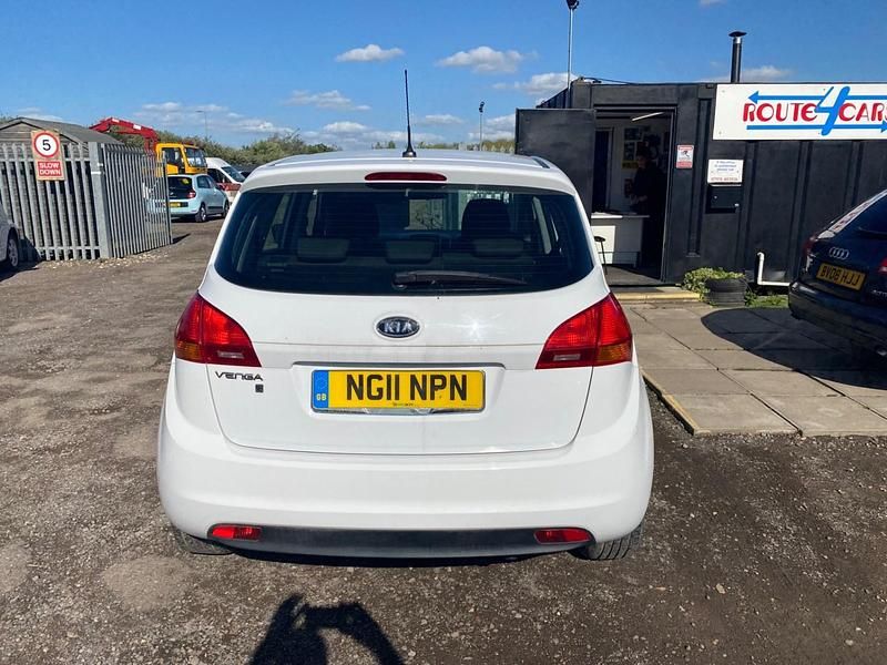 Used Kia Venga 89 HP (65 kW) 2011 White Hatchback