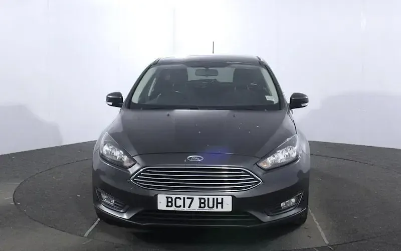 Usado Ford Focus Zetec 125 CV (91 kW) 2017 Gris Utilitario