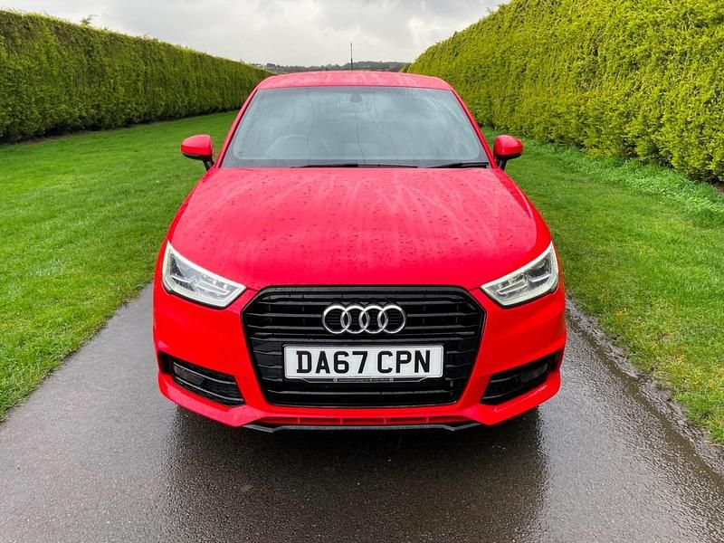Begagnad Audi A1 Black Edition 2018 Röd Halvkombi