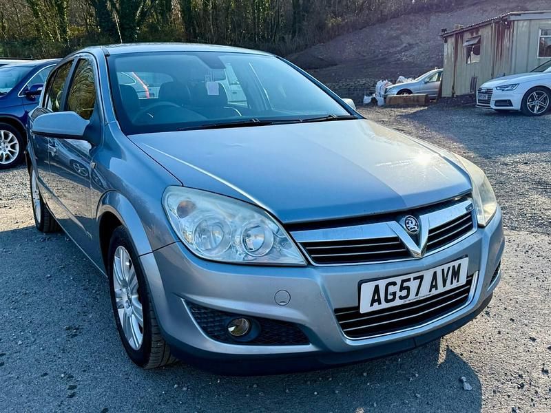 Used Vauxhall Astra Design Edition 115 HP (84 kW) 2008 Silver Hatchback